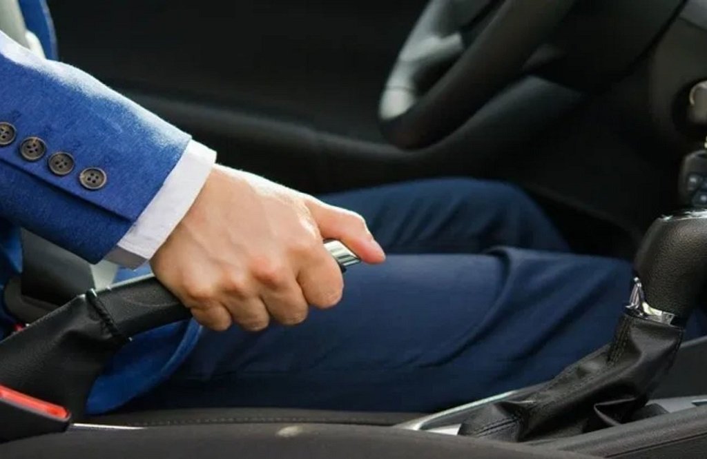 5 lưu ý quan trọng khi tắt máy đỗ xe ô tô mọi tài xế nên biết